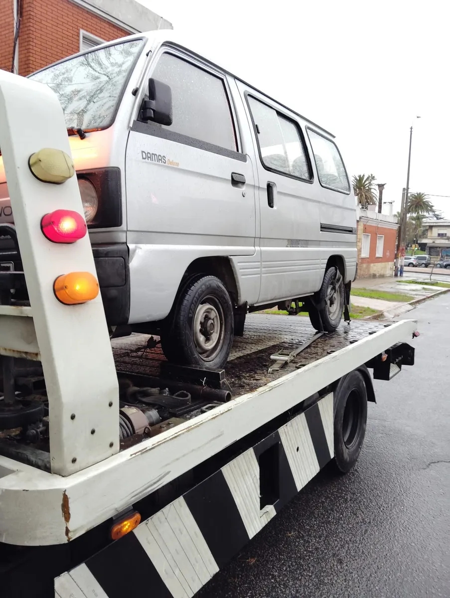 Traslado de una furgoneta plateada sobre plataforma