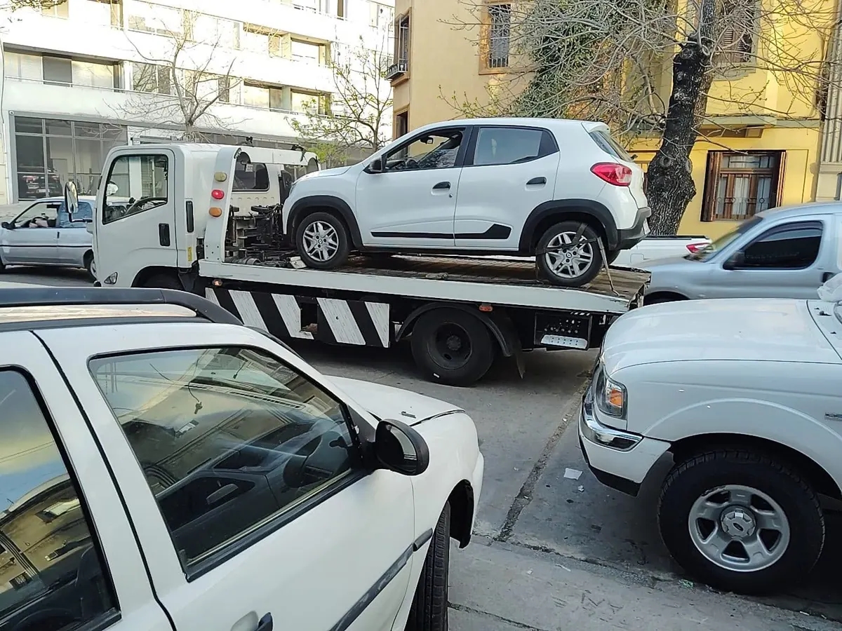 Traslado de vehículo compacto en una calle de Montevideo
