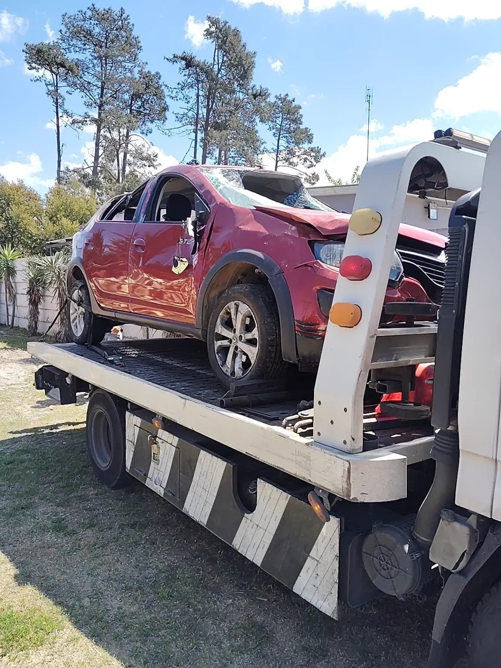 Traslado de una SUV bordó con daños tras un choque