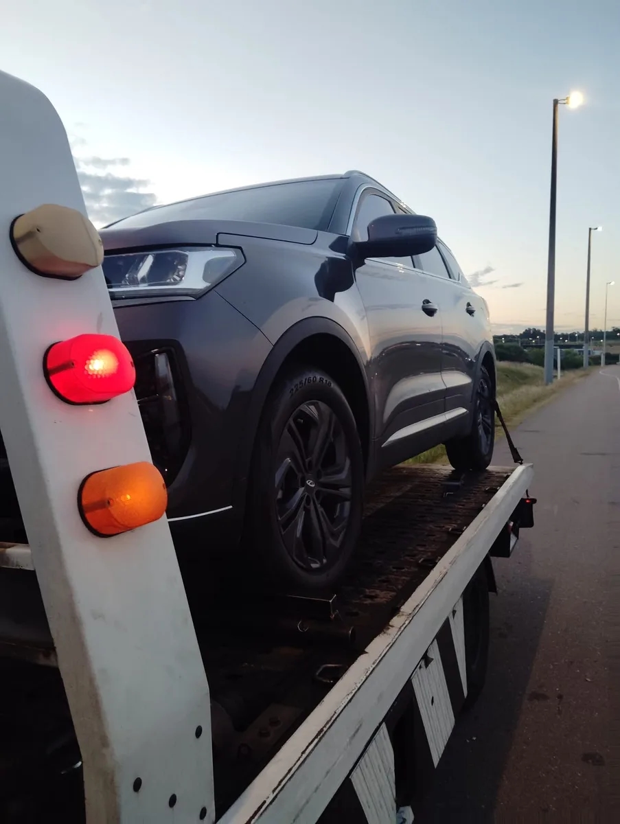 Traslado de una camioneta gris al atardecer